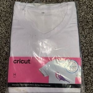 Cricut Women's Infusible Ink V-Neck T-Shirt Blank, White - shirt size medium